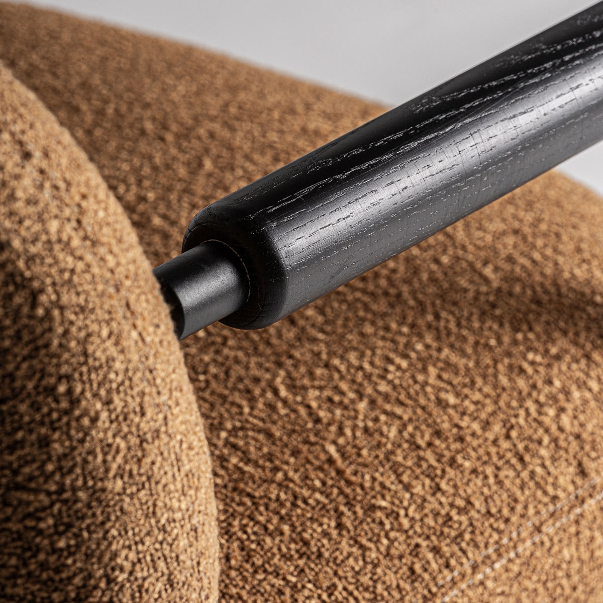 Fauteuil bouclé ocre et bois de pin | VICAL Jessie - Image 2