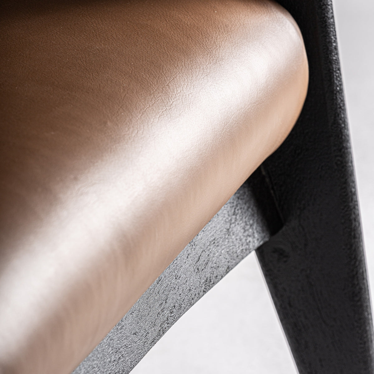 Fauteuil en cuir et bois d'acacia noir | VICAL Beslon - Image 9