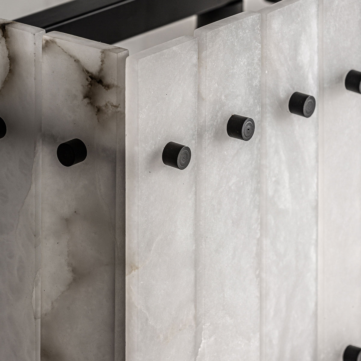Lustre en marbre blanc et bronze | Vical Canolli - Image 2