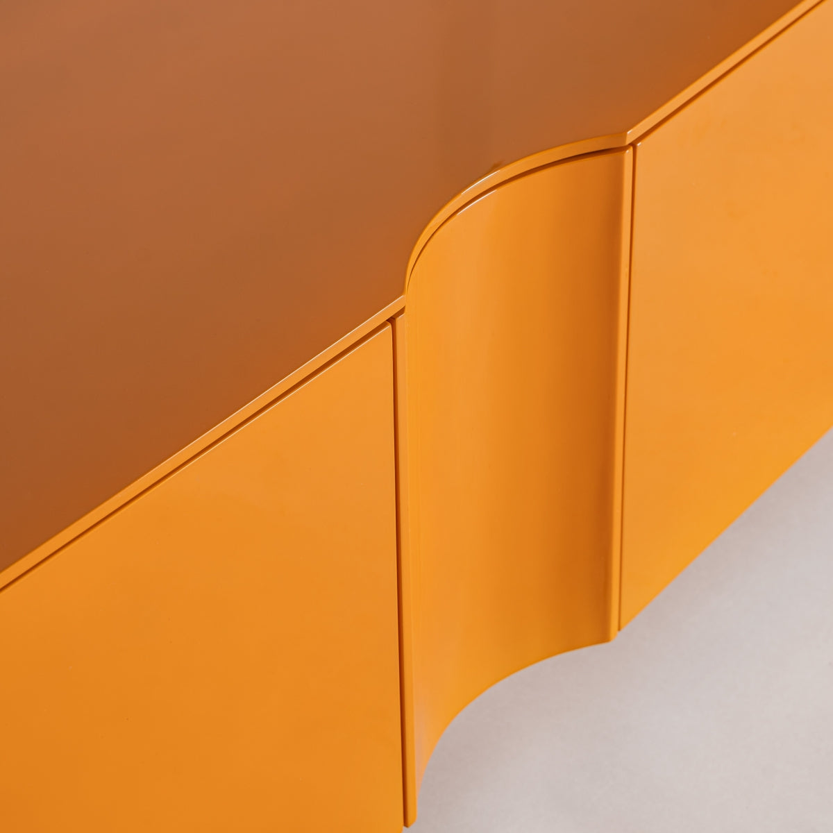Meuble TV design en bois orange | Vical Mirkov - Image 2