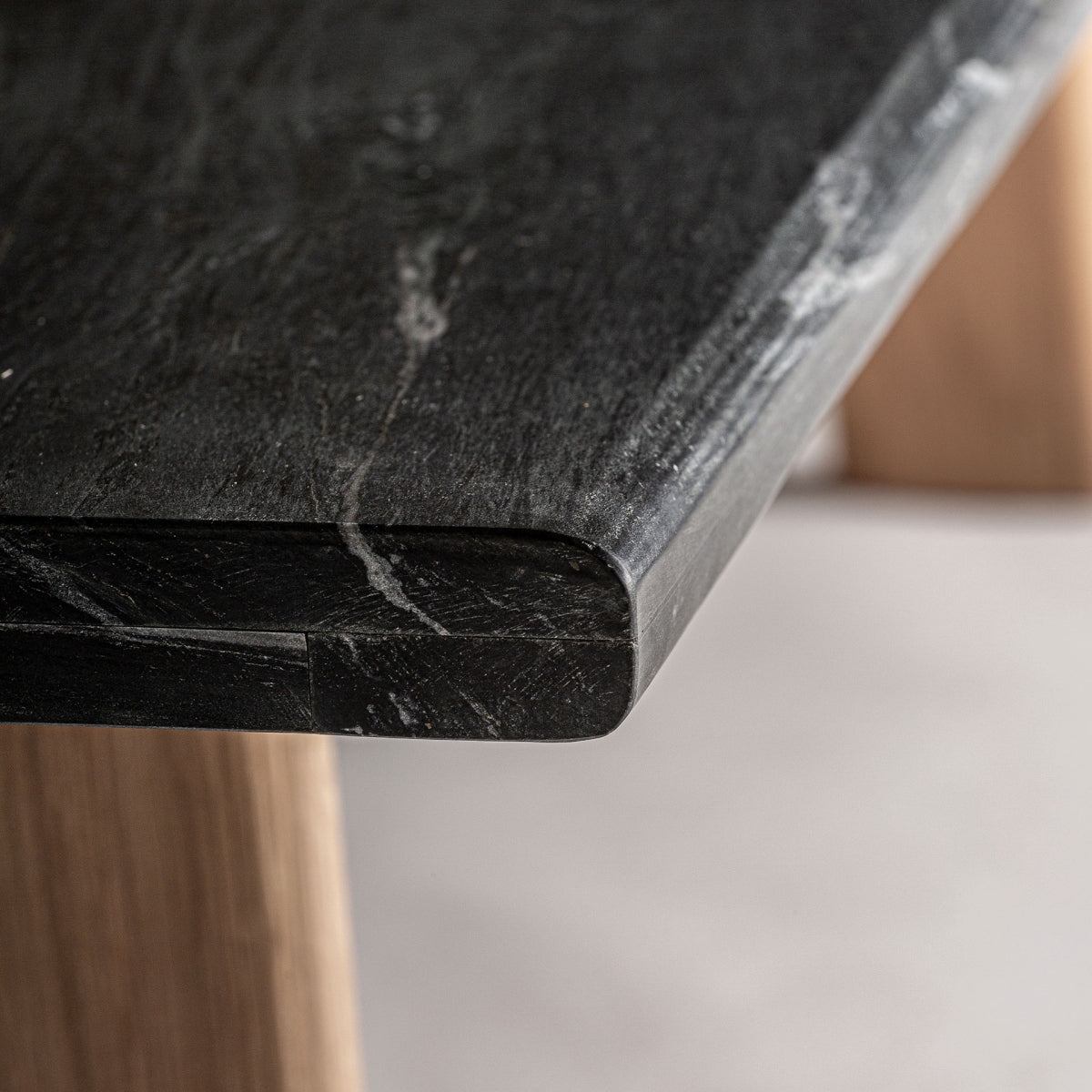 Table basse en marbre noir et chêne clair | Vical Nara - Image 2