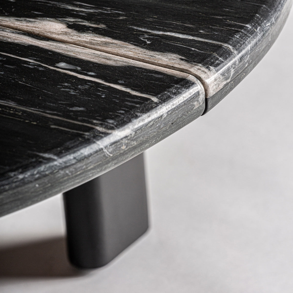 Table basse en marbre noir et manguier | Vical Nara - Image 2
