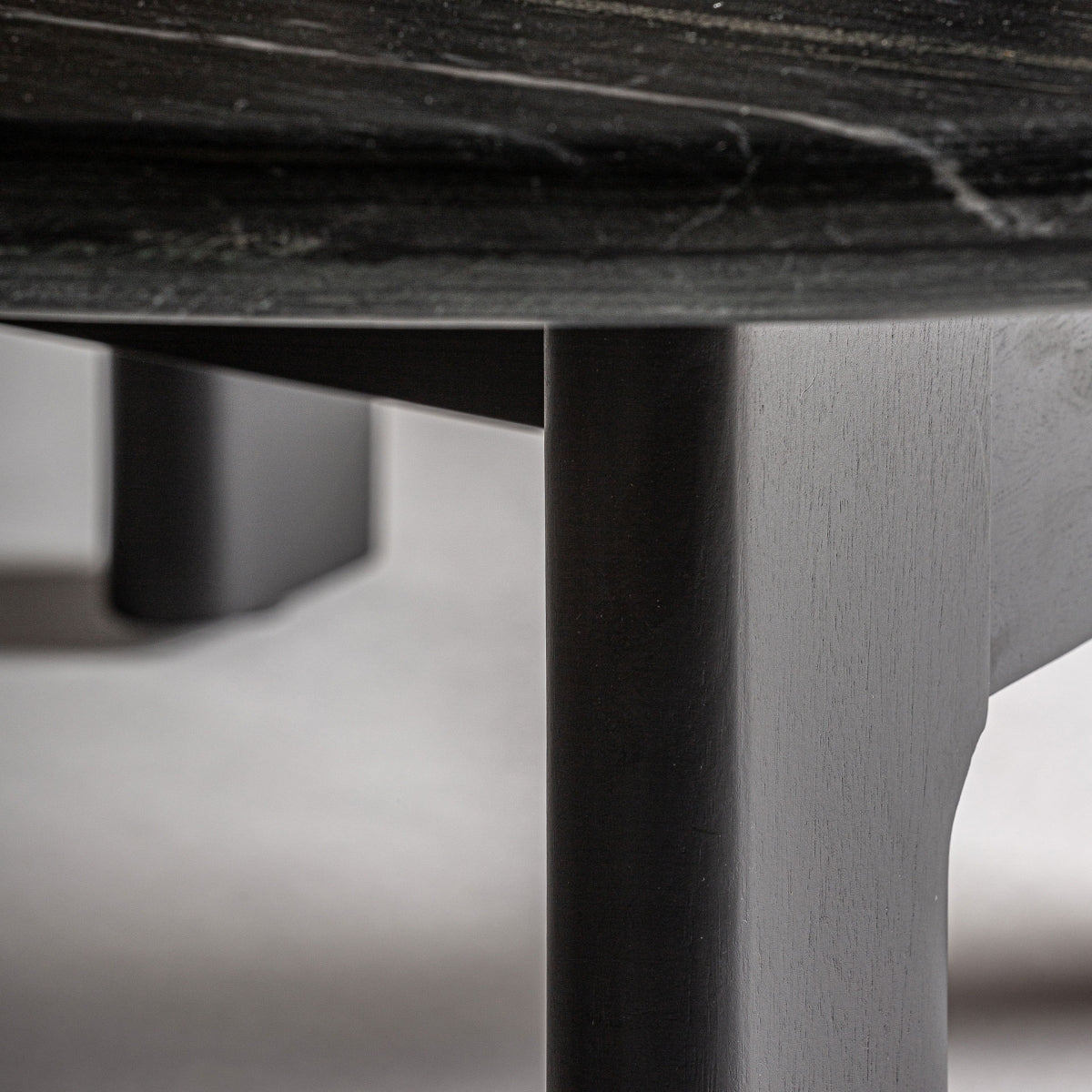 Table basse en marbre noir et manguier | Vical Nara - Image 4