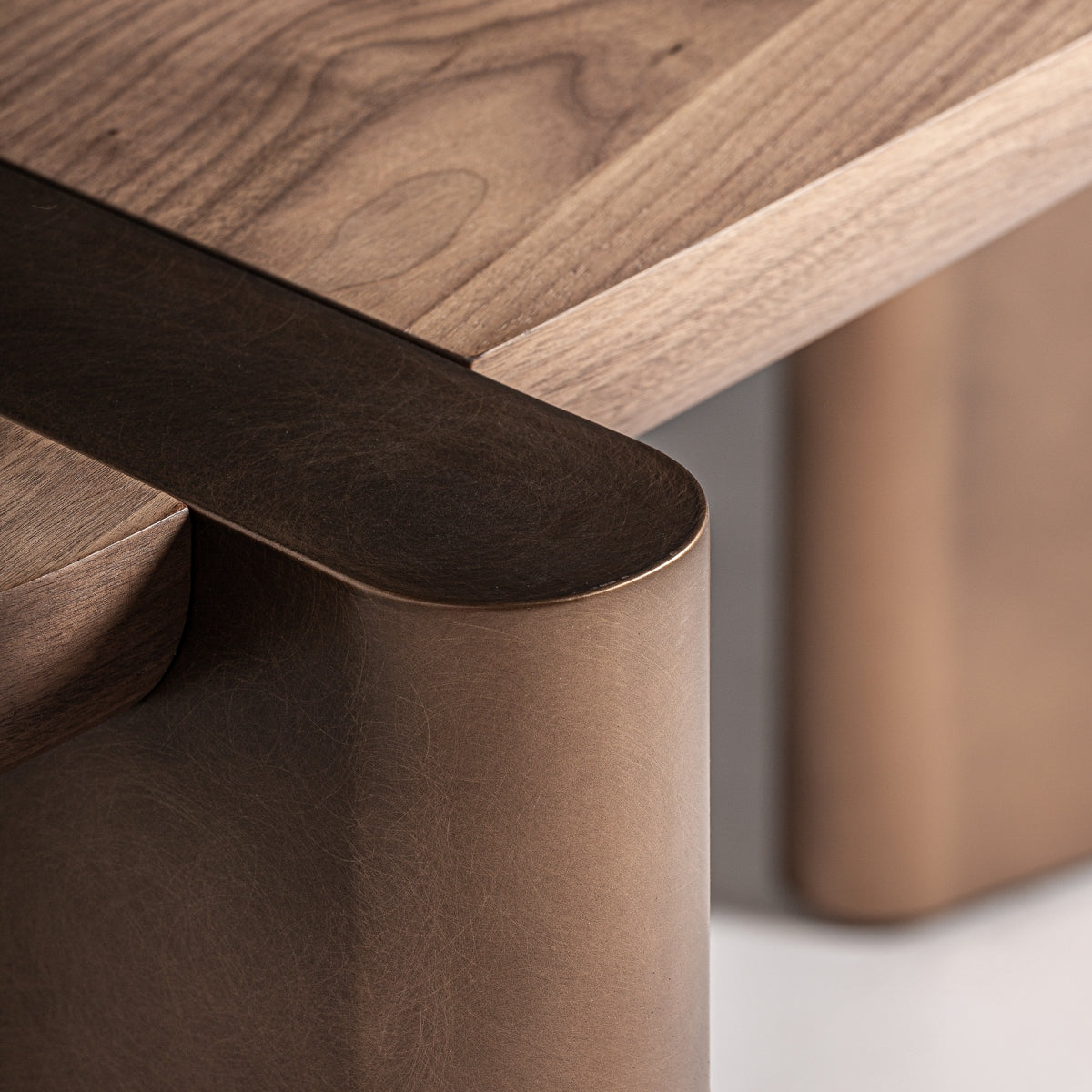 Bureau en bois de noyer marron | Vical Fin - Image 3