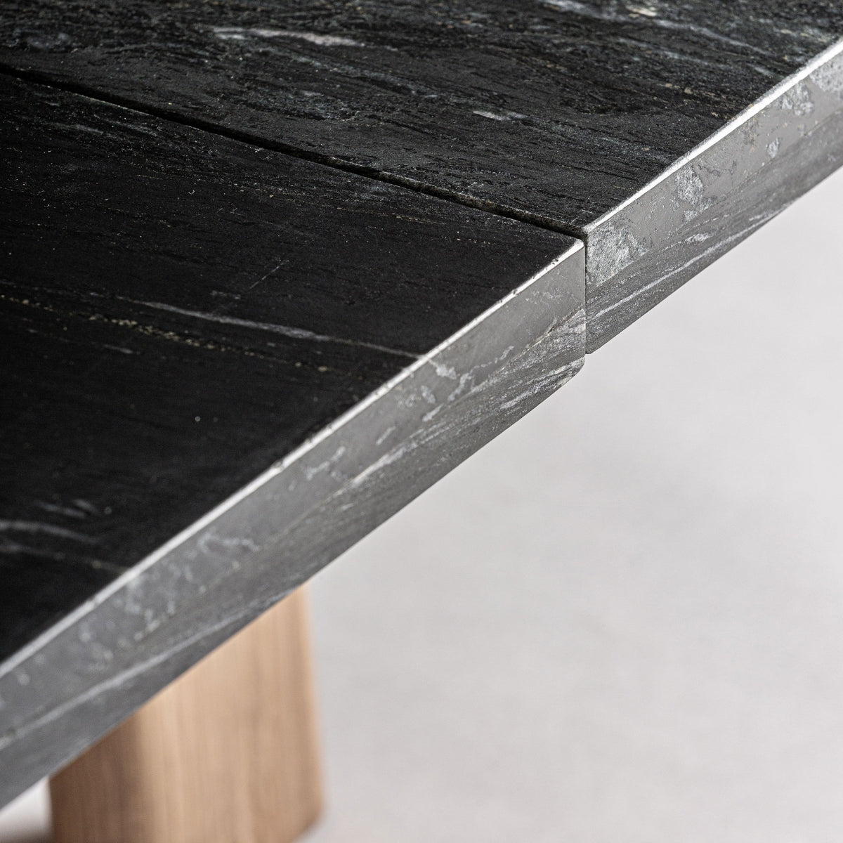 Table basse en marbre noir et chêne clair | Vical Nara - Image 6